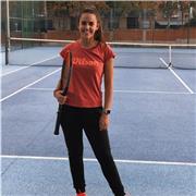 Profesora de tenis y narradora en televisión